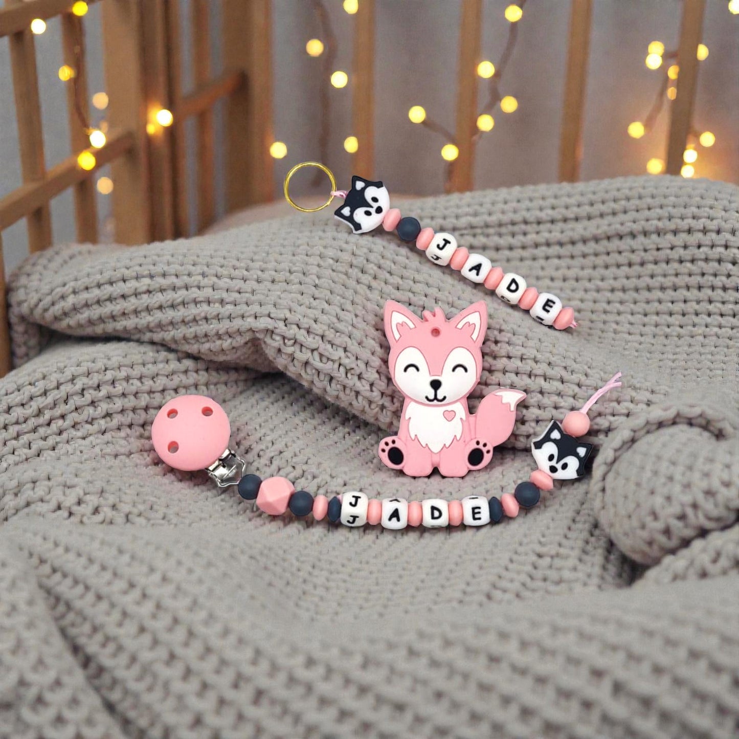 Attache tétine personnalisée loup – Rose ou Gris – Prénom au choix