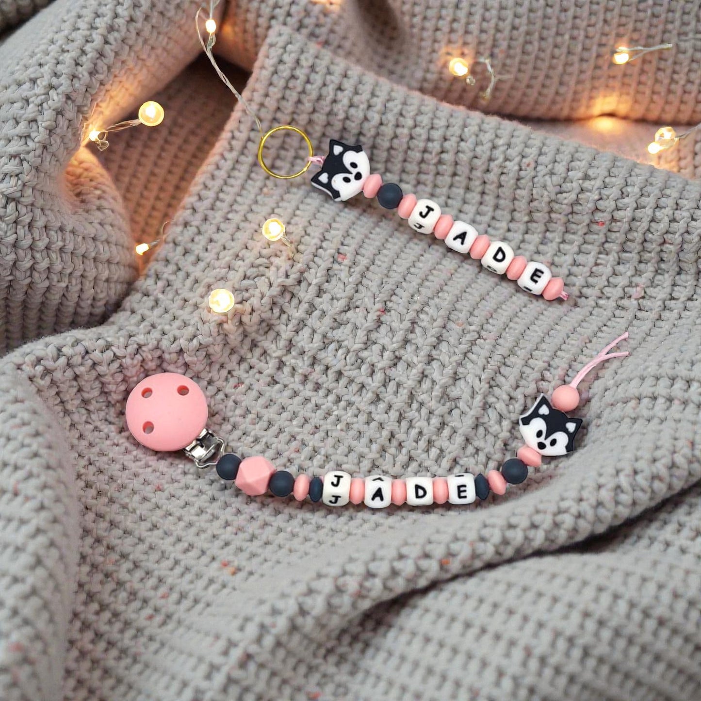 Attache tétine personnalisée loup – Rose ou Gris – Prénom au choix