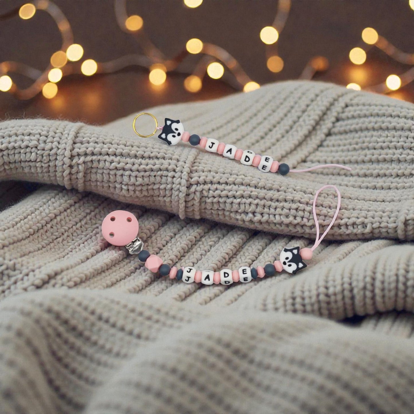 Attache tétine personnalisée loup – Rose ou Gris – Prénom au choix